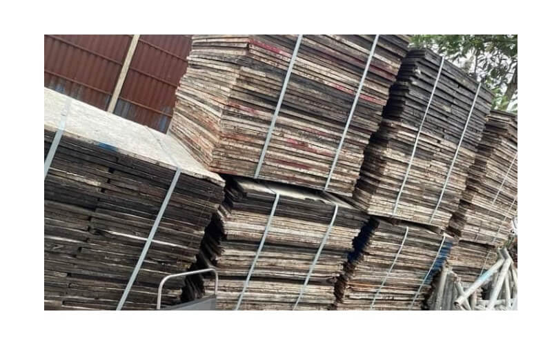 Đai kiện tôn sàn giàn giáo trước khi vận chuyển bàn giao công trình